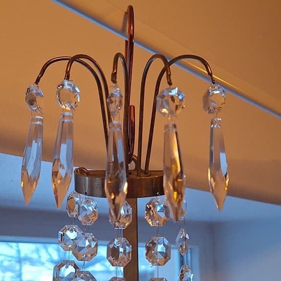 Kristallkrona med mässingsdetaljer och kristallprismor