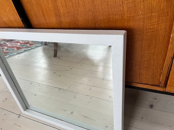 Spegel med målad träram 50x43