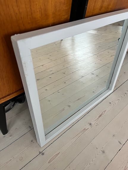 Spegel med målad träram 50x43