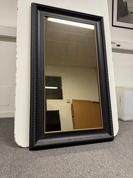 Spegel svart kraftig ram, yttermått 62x94cm, spegelmått 42x84cm Bronserat glas