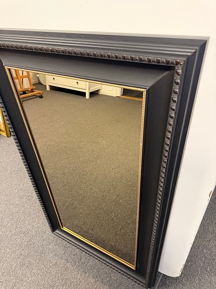 Spegel svart kraftig ram, yttermått 62x94cm, spegelmått 42x84cm Bronserat glas