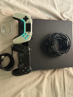 Playstation 4 Spelkonsol med handkontroller och spel