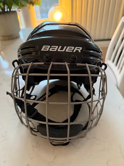 Bauer Ishockeyhjälm Svart m galler Jr 50-55cm