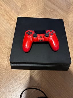 Sony Playstation 4 Spelkonsol med röd handkontroll