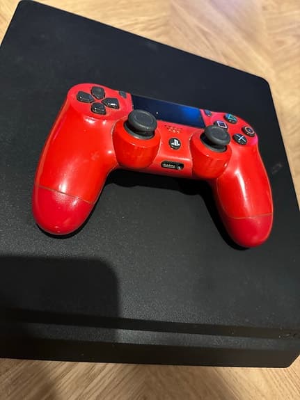 Sony Playstation 4 Spelkonsol med röd handkontroll