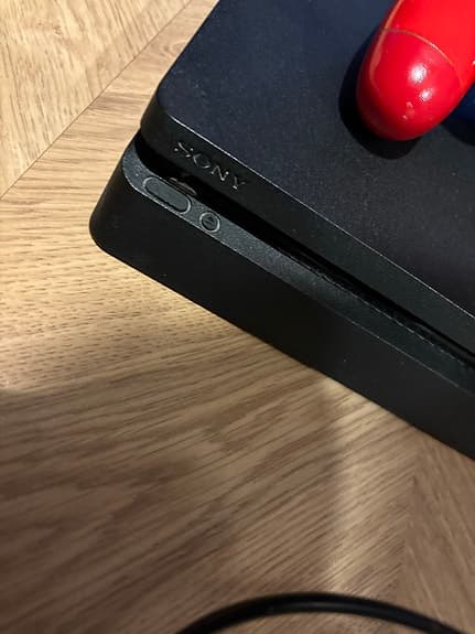 Sony Playstation 4 Spelkonsol med röd handkontroll