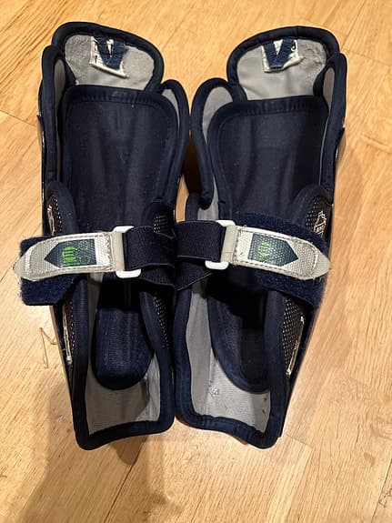 Reebok hockeybenskydd junior