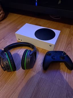 Xbox Series S spelkonsol med trådlös handkontroll och headset