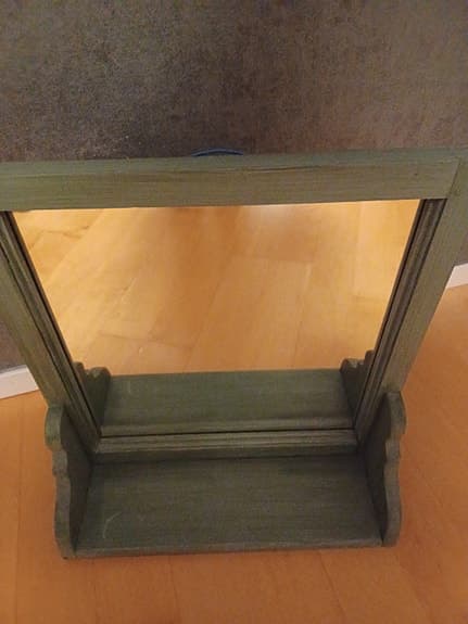 spegel med hylla grön trä