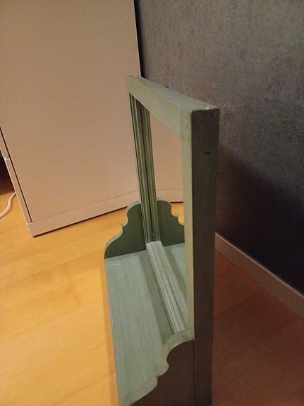 spegel med hylla grön trä