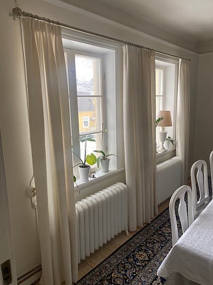 4 gardinlängder med gardinstång och ringar