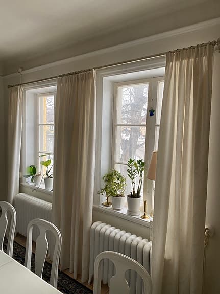 4 gardinlängder med gardinstång och ringar