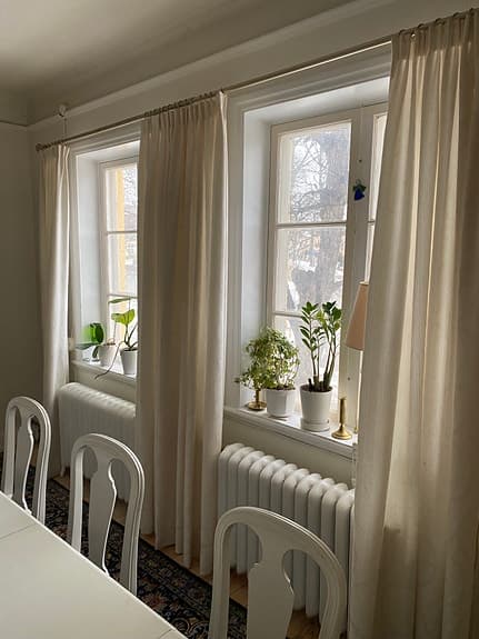 4 gardinlängder med gardinstång och ringar