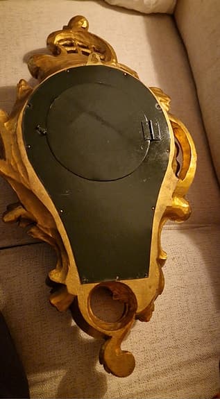 Antik väggklocka i guld 70x50x10 cm.