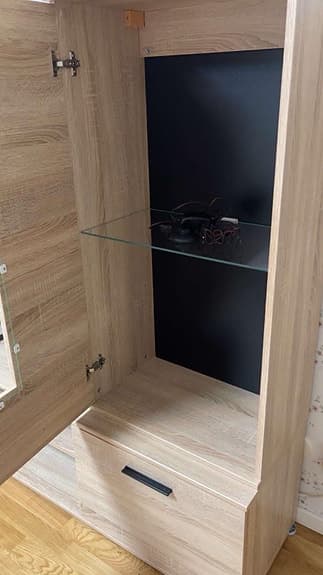 Jotex TV-bänk och vitrinskåp i trä och glas