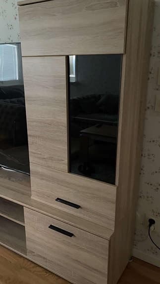 Jotex TV-bänk och vitrinskåp i trä och glas