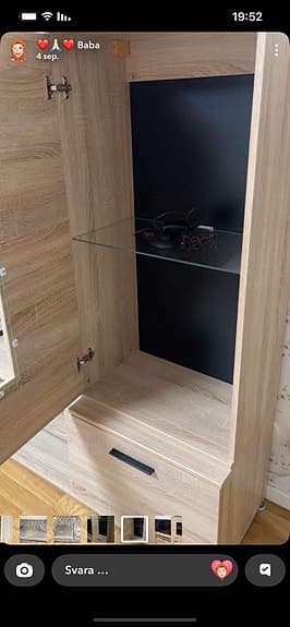 Jotex TV-bänk och vitrinskåp i trä och glas