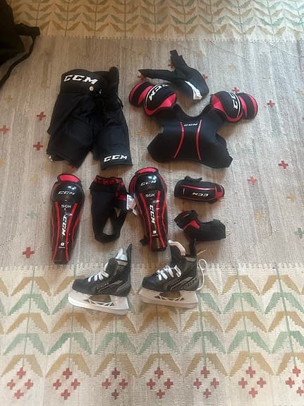 Komplett Ishockeykit med skridskor och skyddsställ för barn ca 6år