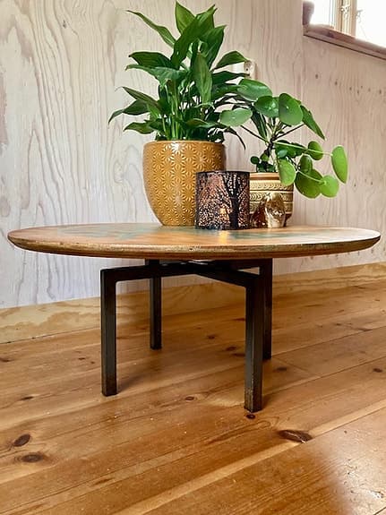 One of a kind: cool runt soffbord från 50-talet med ett målat livsträd