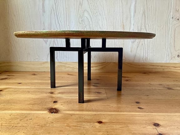 One of a kind: cool runt soffbord från 50-talet med ett målat livsträd