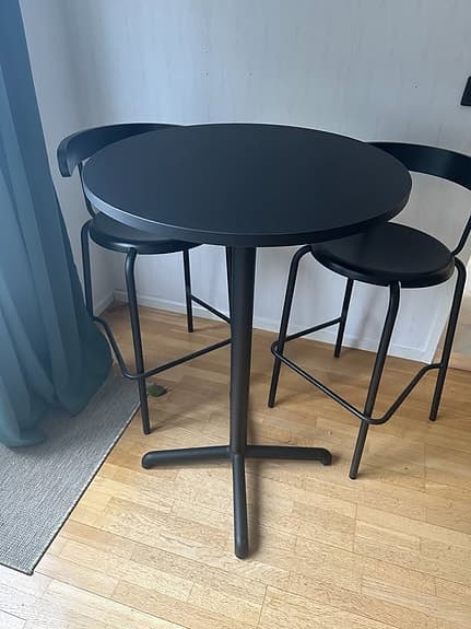 Svart barbord med två stolar
