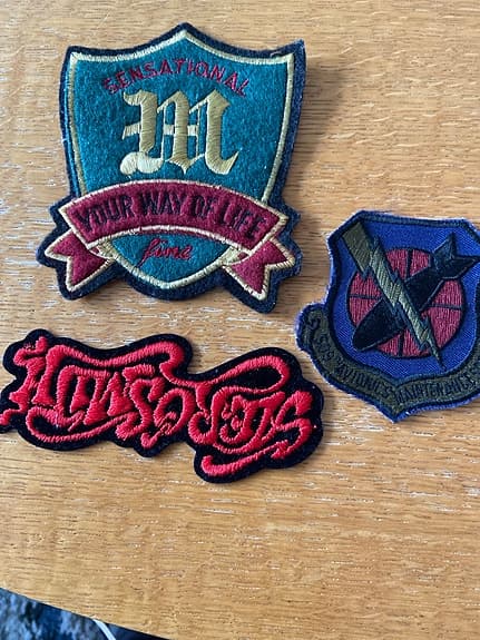 Broderade tygmärken blandade motiv flerfärgade