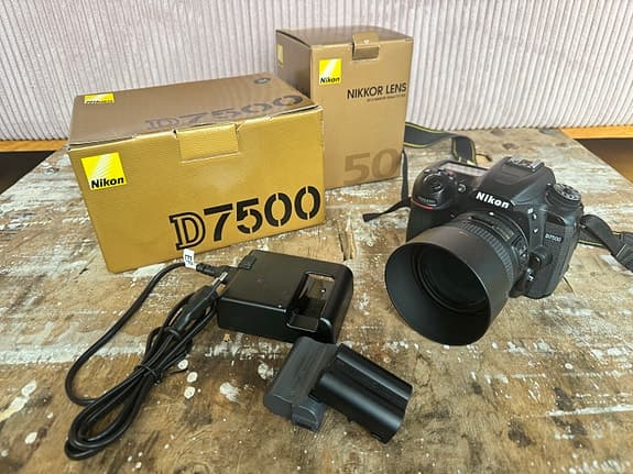 Nikon D7500 systemkamera med AF-S Nikkor 50mm f/1.4G och tillbehör