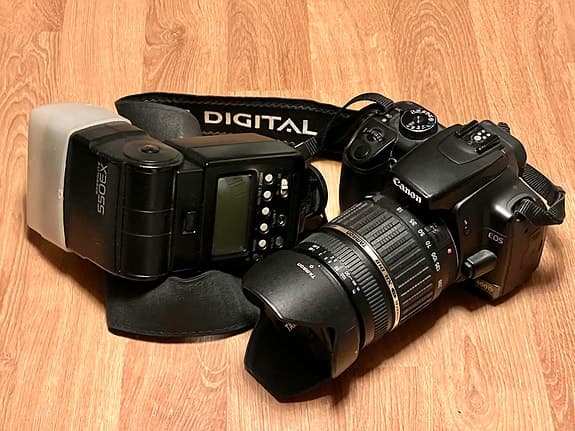 Canon EOS 400 D med Tamronobjektiv och blixt Canon Speedlite 550 EX