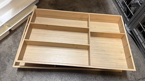 IKEA bord och köksförvaring blandade delar vit och trä