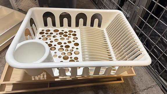 IKEA bord och köksförvaring blandade delar vit och trä