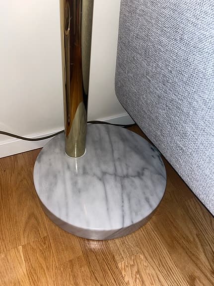 Fem-armad golvlampa i mässing med marmorfot