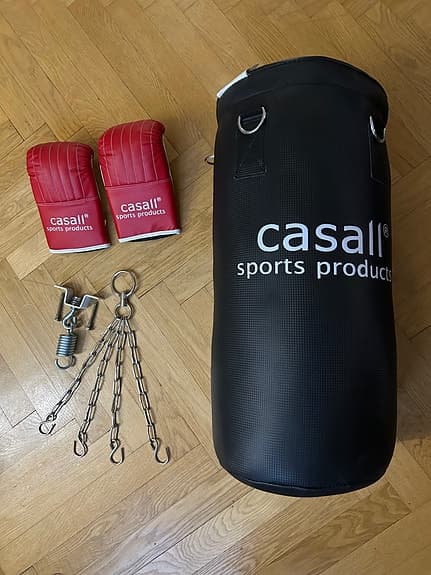 Helt ny Casall boxningssäck 15 kg med upphängning och nya handskar