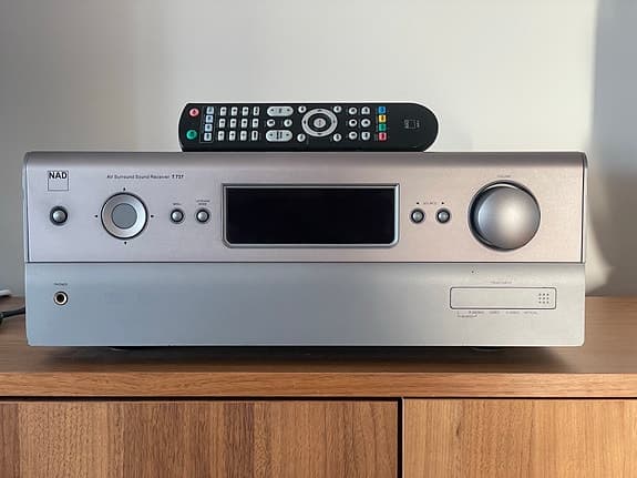 NAD T737 Snygg Kraftfull Kompetent Förstärkare  2x90W (8 ohm) / 7x40W