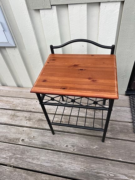 Sängbord i trä och metall