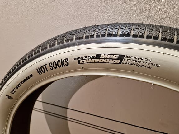 2 Vee Tire Co Hot Socks cykeldäck 26x3.5 vit