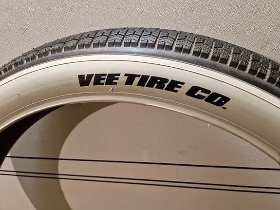 2 Vee Tire Co Hot Socks cykeldäck 26x3.5 vit