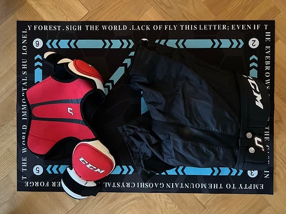 CCM hockeyskydd set, Axelskydd och Byxor, storlek youth Large