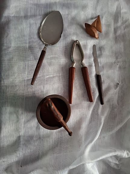 Blandade köksdelar i teak