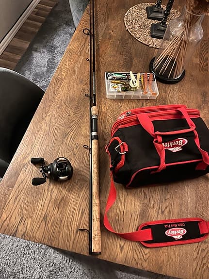 Daiwa crossfire fiskespö, med tillbehör! Väska, låda och drag 😊