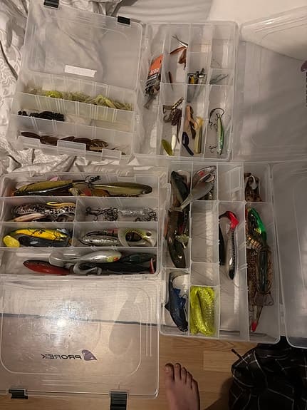 Fiskedrag och beten i plastaskar