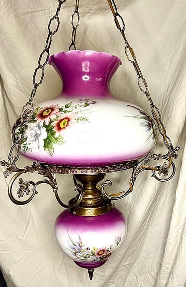 Antik sekelskifteslampa i handmålat opalinglas – lila/vit – mycket fin