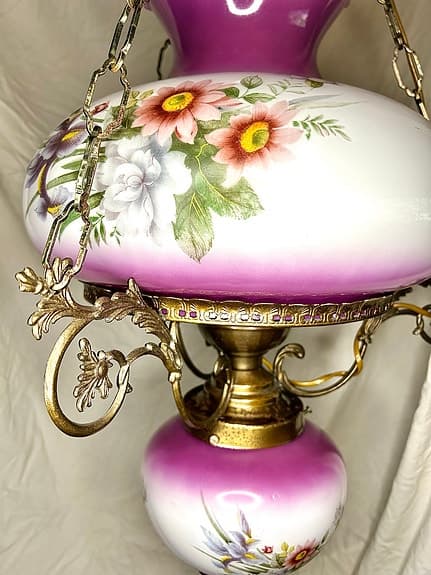 Antik sekelskifteslampa i handmålat opalinglas – lila/vit – mycket fin