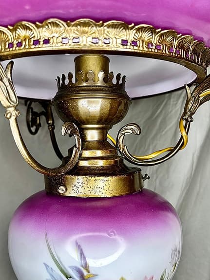 Antik sekelskifteslampa i handmålat opalinglas – lila/vit – mycket fin