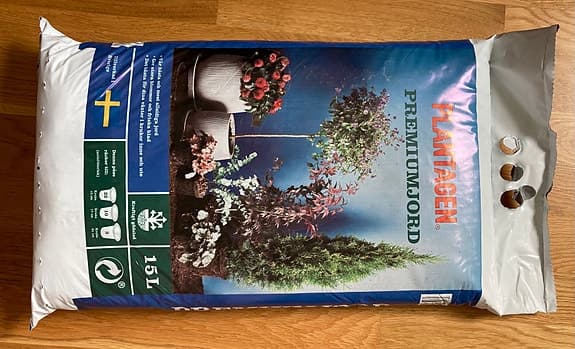 Plantagen premiumjord 15 l och svart plastkorg