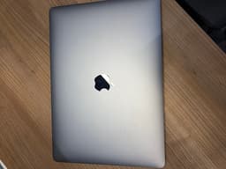 MacBook Pro 13” (2022, M2, 8 GB) – i fint skick