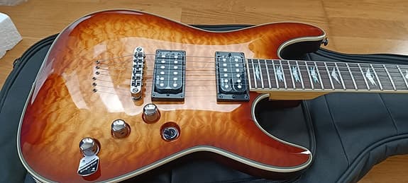 Schecter Omen Extreme 6 Vintage Sunburst + Boss Katana 50 MK II