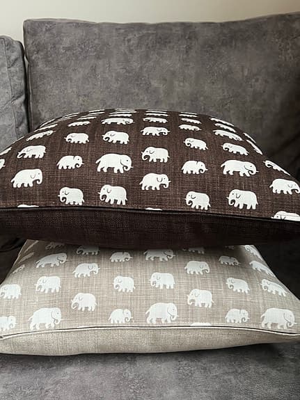 2st Kuddfodral/ Tyg Från Svenskt Tenn/ Estrid Ericson/ Elefant Varm Grå , Brun