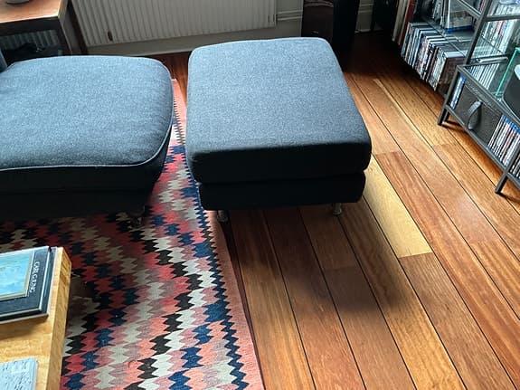 Pall i grått ulltyg med metallben