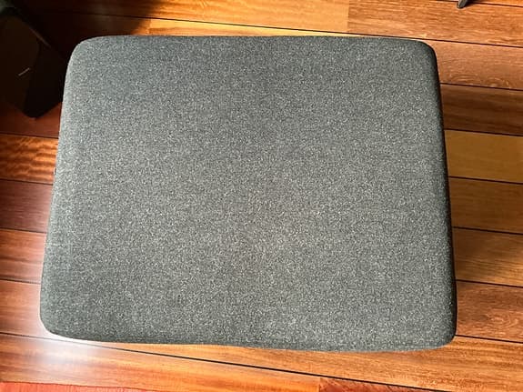 Pall i grått ulltyg med metallben