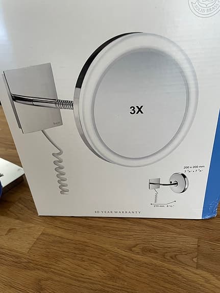 Väggmonterad sminkspegel